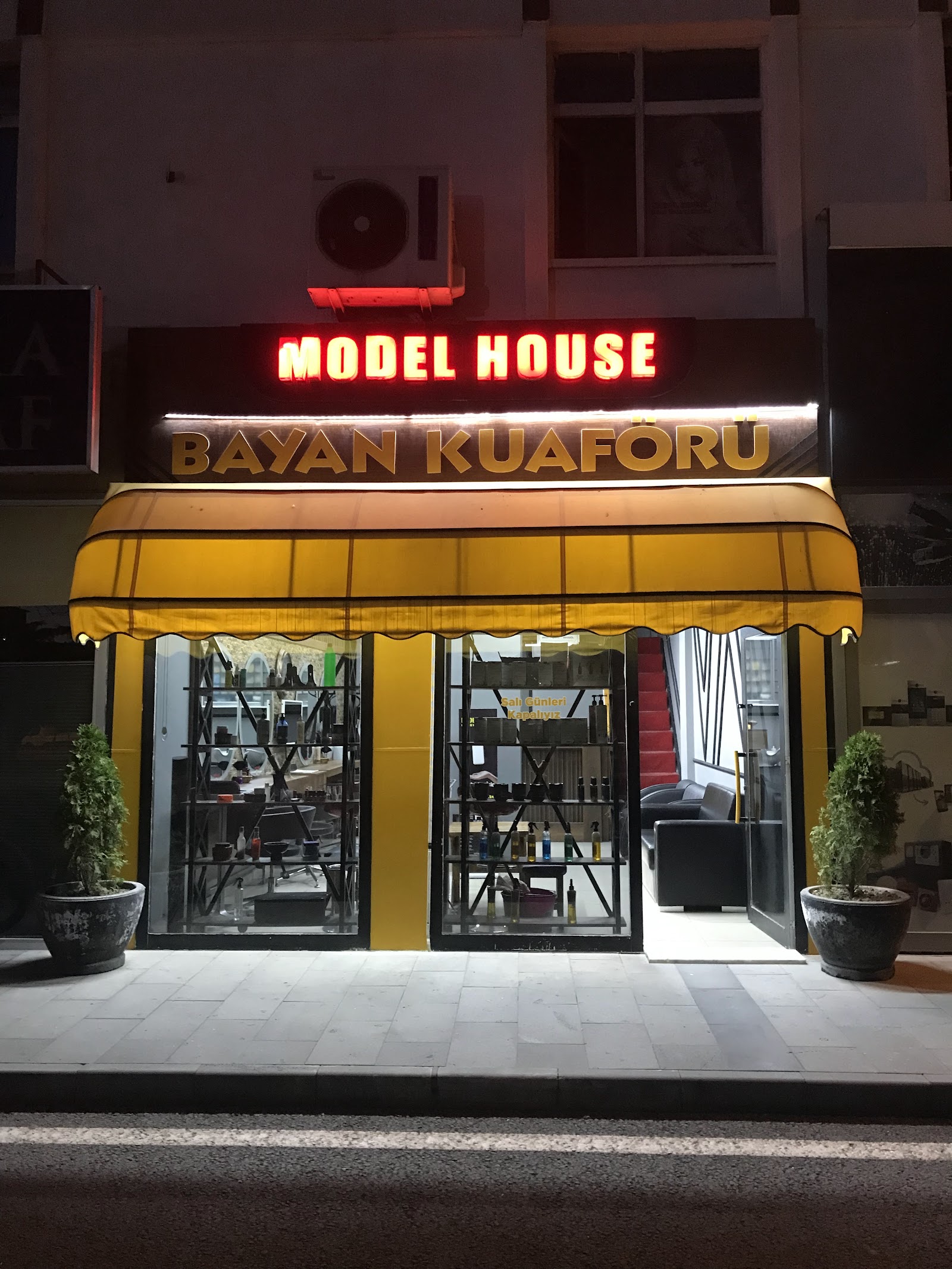 Model House Bayan Kuaförü